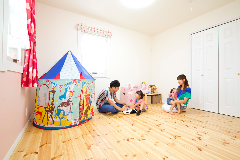 他の地域にある地中海スタイルのおしゃれな子供部屋 (白い壁、児童向け) の写真