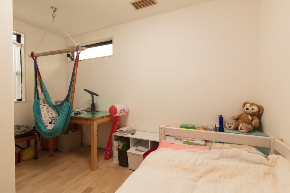 Neutrales Kinderzimmer mit weißer Wandfarbe, hellem Holzboden, beigem Boden, Tapetendecke und Tapetenwänden in Tokio