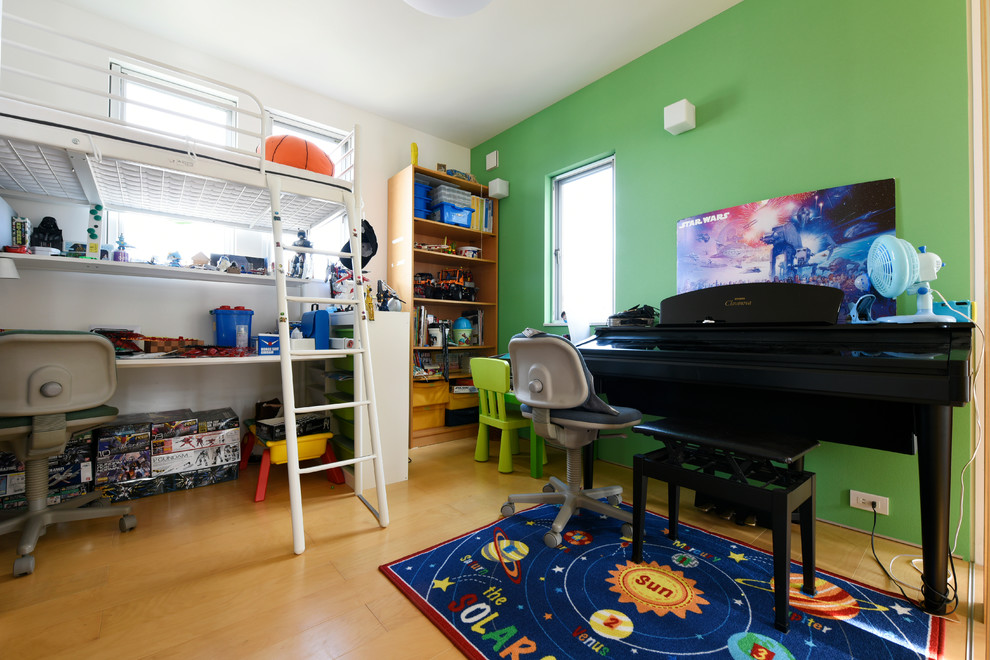 他の地域にあるコンテンポラリースタイルのおしゃれな男の子の部屋 (緑の壁、無垢フローリング、児童向け) の写真