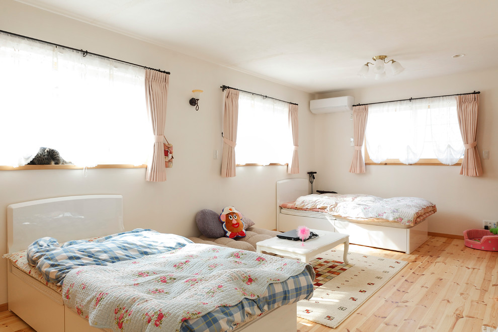 Diseño de dormitorio infantil de 4 a 10 años asiático con paredes blancas, suelo de madera clara y suelo beige
