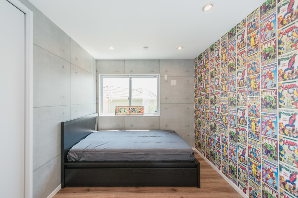 Ispirazione per una cameretta per bambini moderna con pareti grigie, pavimento in compensato e pavimento marrone