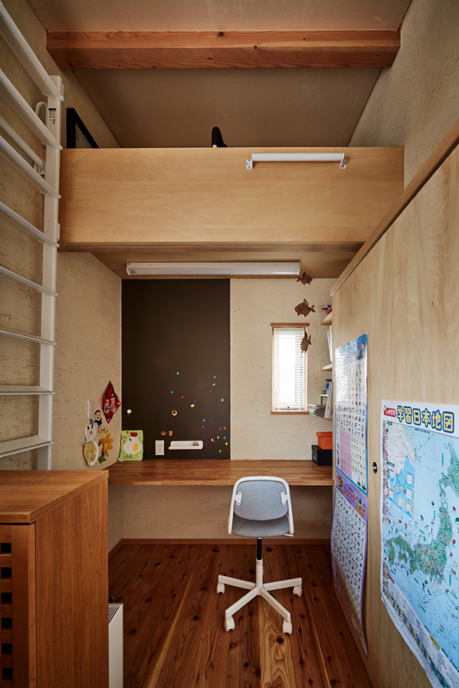 Kleines Asiatisches Mädchenzimmer mit Arbeitsecke, beiger Wandfarbe, hellem Holzboden und freigelegten Dachbalken in Kobe