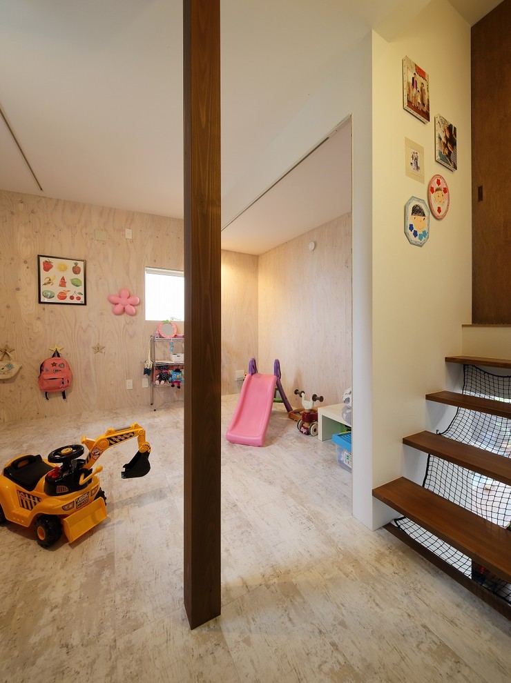 Neutrales Kinderzimmer mit Spielecke und Vinylboden in Sonstige