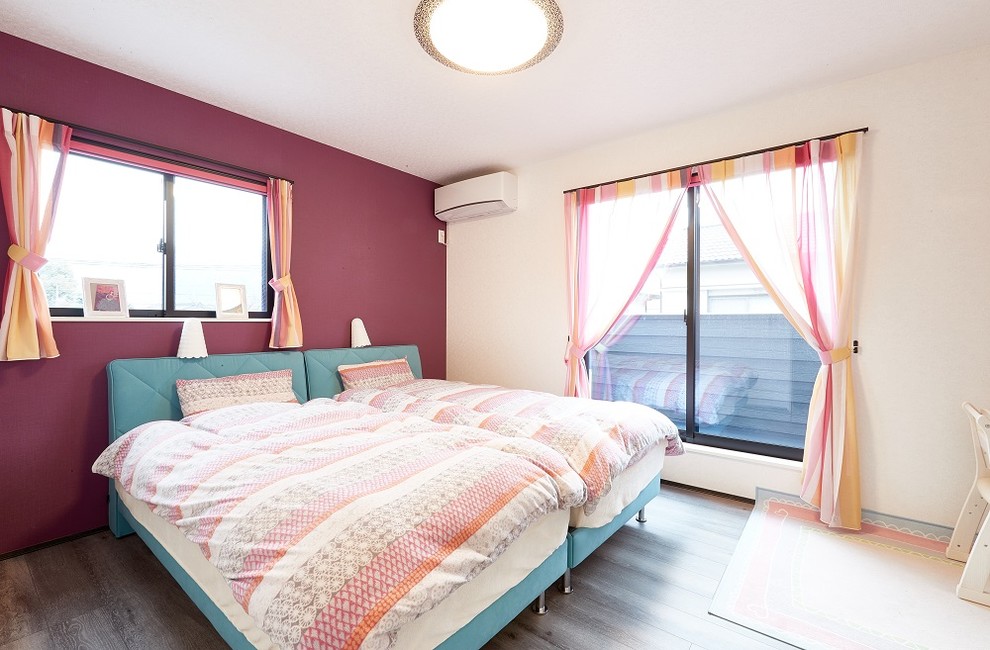 Idee per una cameretta per bambini da 1 a 3 anni minimalista con pareti viola, pavimento in compensato e pavimento marrone