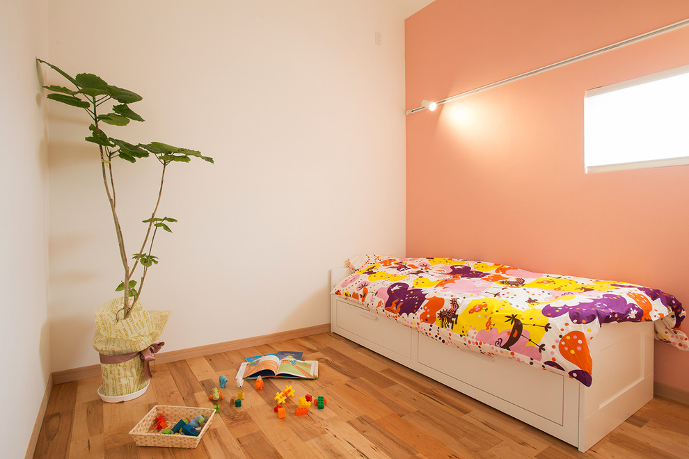 Idées déco pour une chambre d'enfant scandinave avec un mur multicolore, un sol en bois brun et un sol marron.