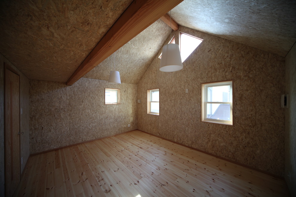 Mittelgroßes Asiatisches Kinderzimmer mit Arbeitsecke, beiger Wandfarbe, hellem Holzboden und beigem Boden in Sonstige