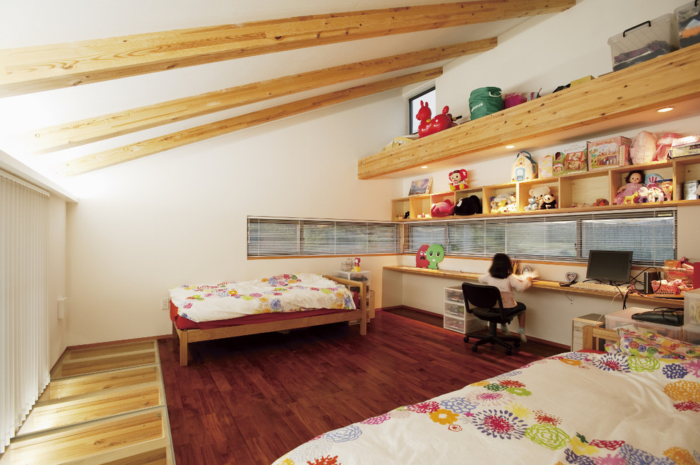 Cette image montre une chambre d'enfant de 4 à 10 ans minimaliste avec un mur blanc, parquet foncé et un sol marron.
