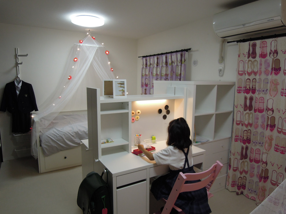 Exempel på ett skandinaviskt flickrum kombinerat med skrivbord och för 4-10-åringar, med vita väggar, heltäckningsmatta och beiget golv