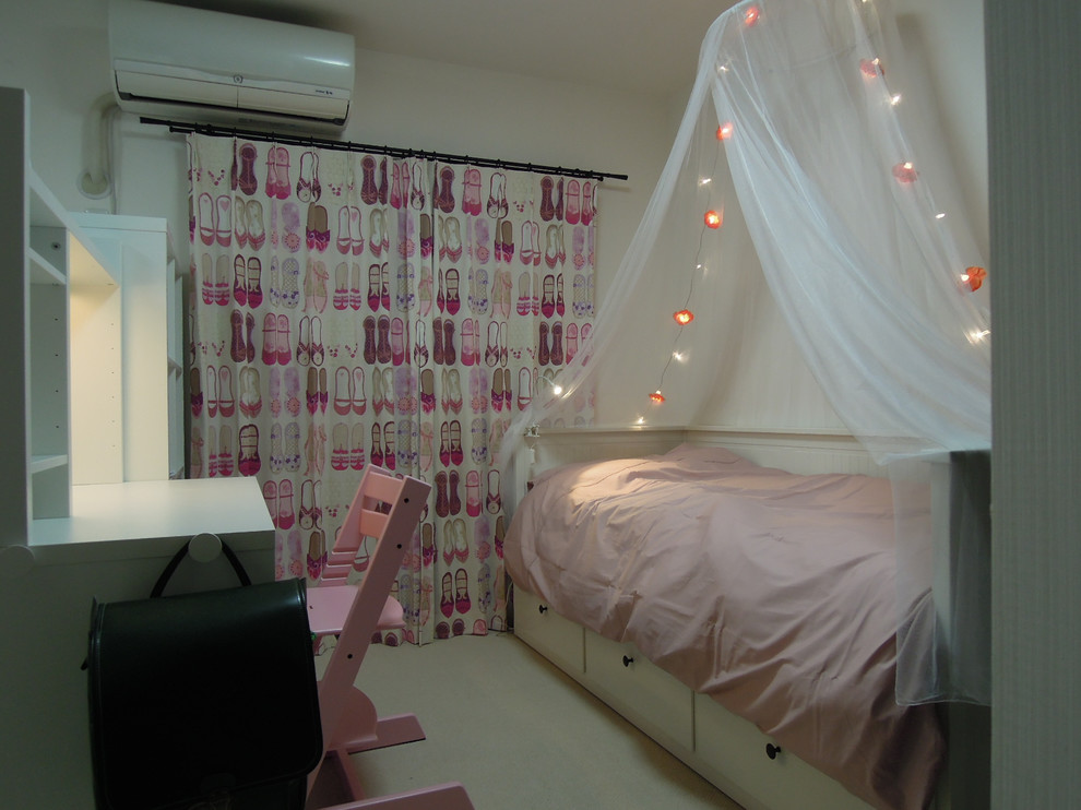 Esempio di una cameretta per bambini da 4 a 10 anni con pareti bianche, moquette e pavimento beige