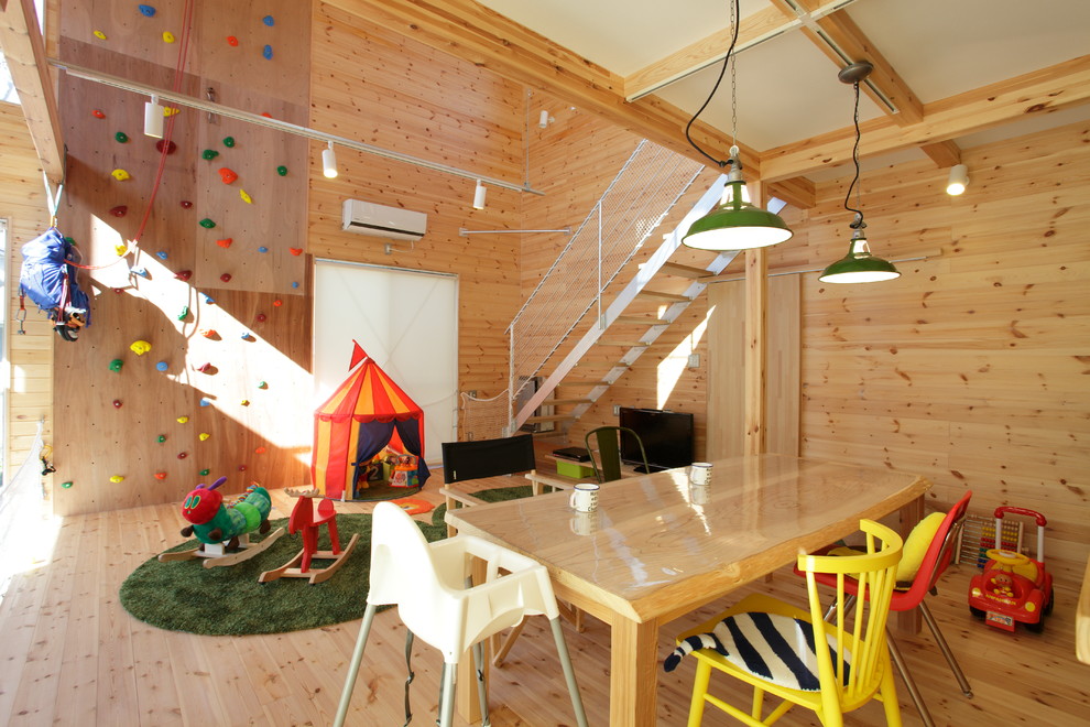 他の地域にあるラスティックスタイルのおしゃれな子供部屋 (茶色い壁、淡色無垢フローリング、児童向け、茶色い床) の写真