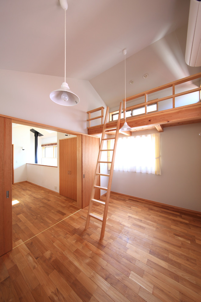 名古屋にある北欧スタイルのおしゃれな子供部屋 (白い壁、濃色無垢フローリング、児童向け、茶色い床、三角天井) の写真