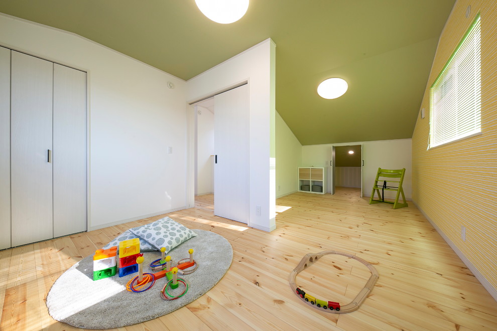 Foto de cuarto de juegos minimalista pequeño con paredes amarillas, suelo de madera clara y suelo beige
