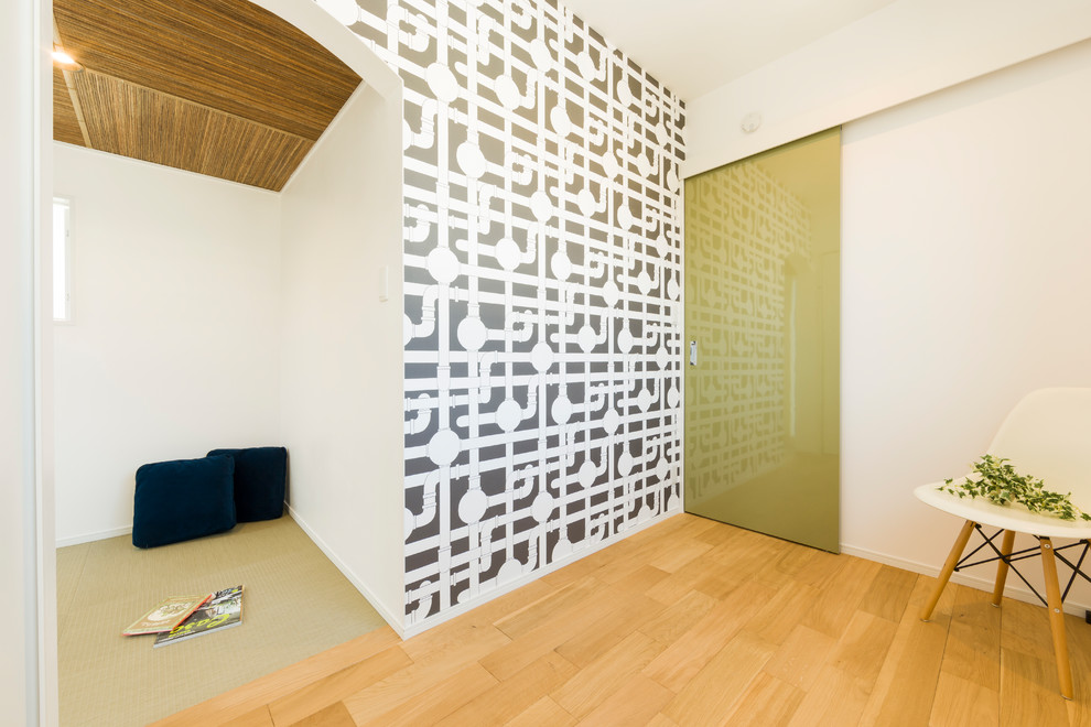 Inredning av ett modernt pojkrum, med vita väggar, ljust trägolv och beiget golv
