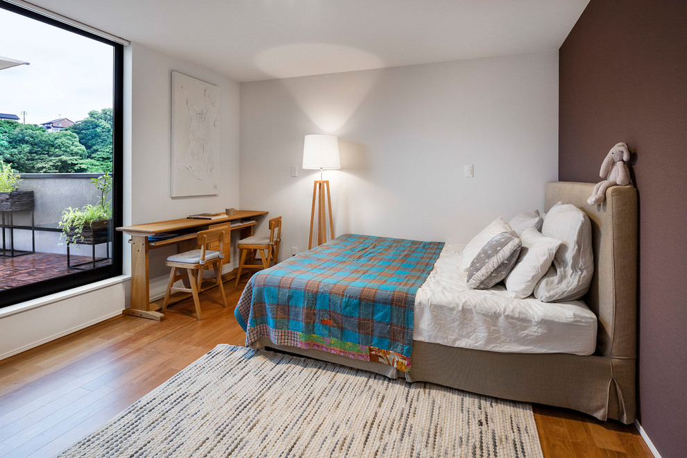 Idéer för ett modernt könsneutralt barnrum kombinerat med sovrum och för 4-10-åringar, med vita väggar och mellanmörkt trägolv