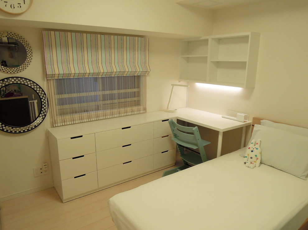 Ejemplo de habitación de niña de 4 a 10 años nórdica con escritorio, paredes blancas, suelo de contrachapado y suelo beige