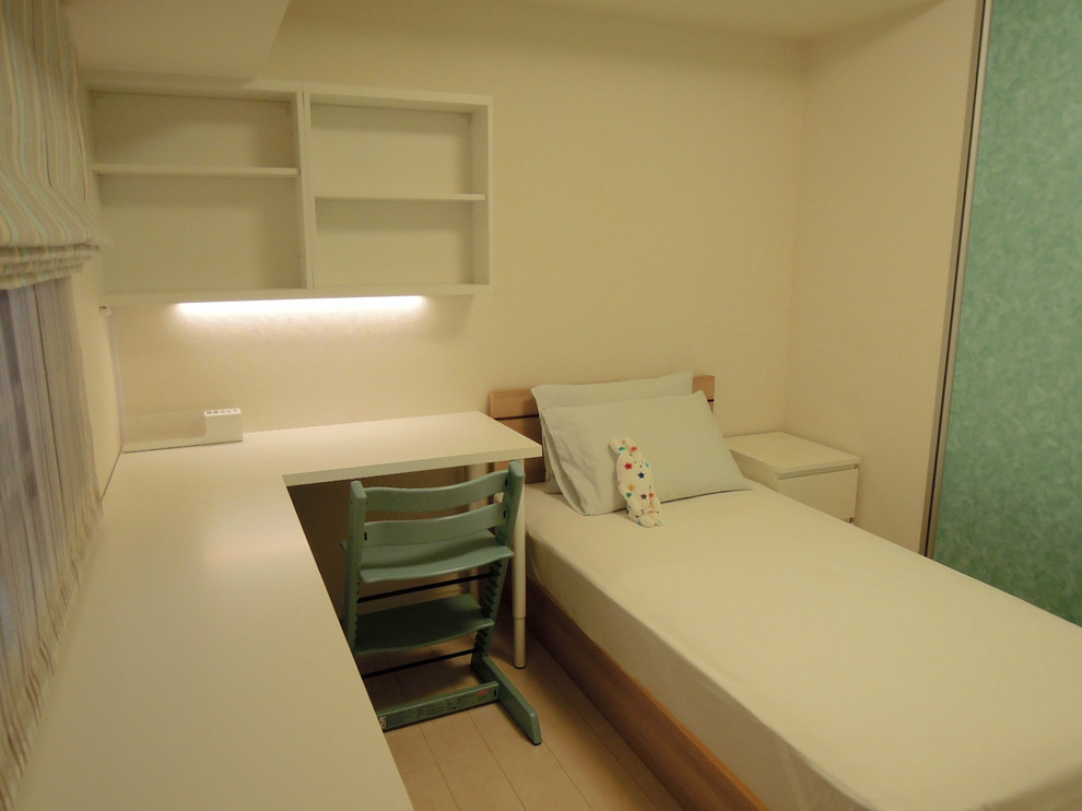 Nordisk inredning av ett flickrum för 4-10-åringar och kombinerat med sovrum, med vita väggar, plywoodgolv och beiget golv