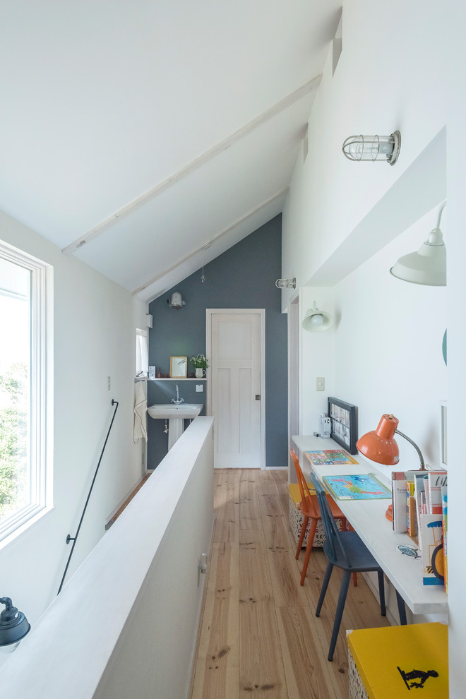 Ejemplo de dormitorio infantil clásico con paredes blancas, suelo de madera clara y suelo marrón