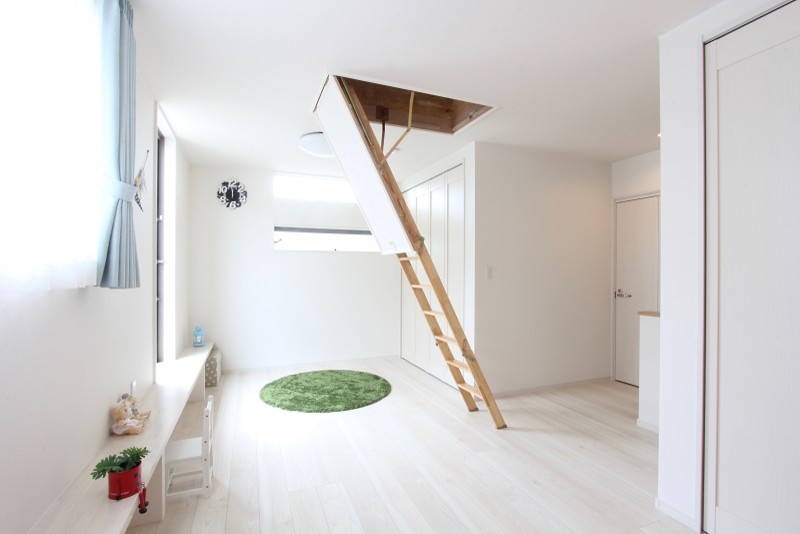 Idée de décoration pour une grande chambre d'enfant de 1 à 3 ans design avec un mur blanc, un sol en contreplaqué, un sol blanc, un plafond en papier peint et du papier peint.