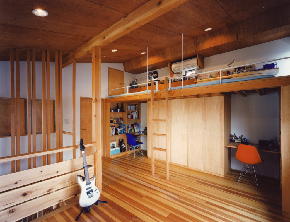 Mittelgroßes Asiatisches Kinderzimmer mit weißer Wandfarbe, braunem Holzboden, braunem Boden und Spielecke in Tokio