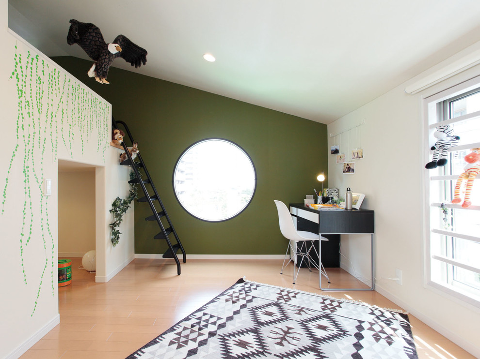 World-inspired gender neutral kids' bedroom in Yokohama with green walls, light hardwood flooring and beige floors.