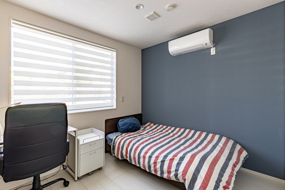 Modelo de dormitorio infantil moderno pequeño con escritorio, paredes azules, suelo de contrachapado, suelo blanco, papel pintado y papel pintado