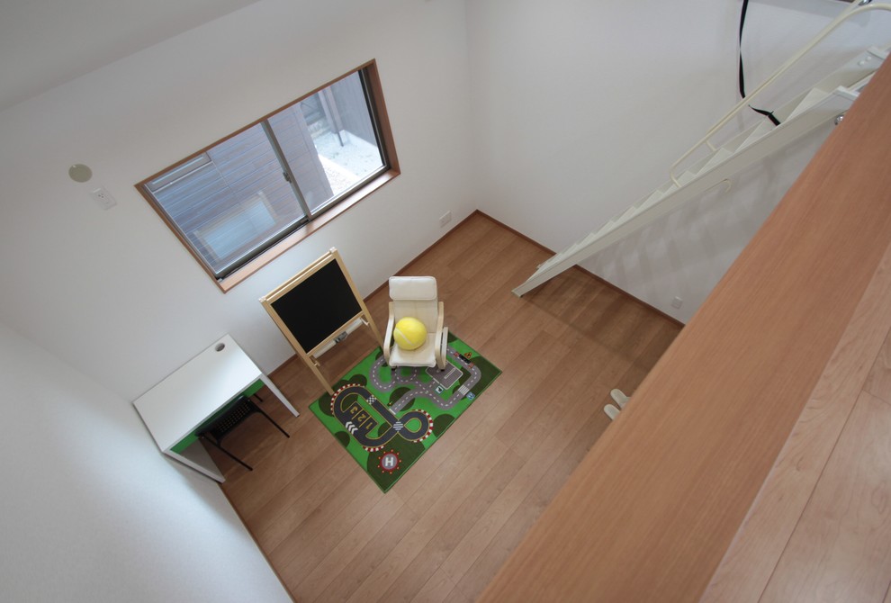 Rustikales Jungszimmer mit Arbeitsecke, weißer Wandfarbe, Sperrholzboden und beigem Boden in Sonstige