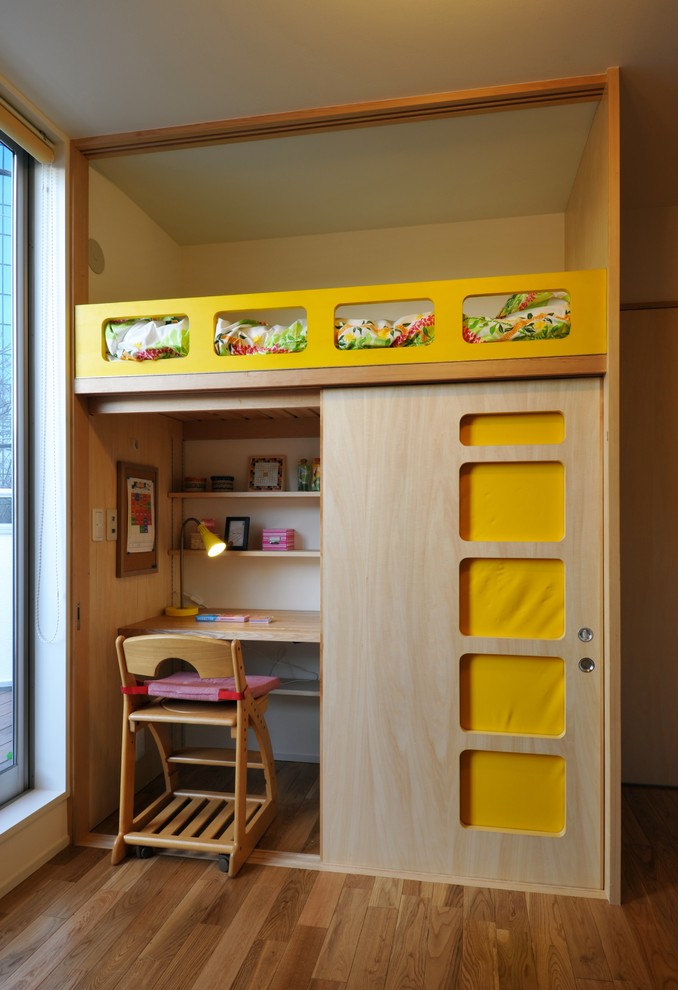 Стильный дизайн: маленькая детская в современном стиле с спальным местом, желтыми стенами, паркетным полом среднего тона и коричневым полом для на участке и в саду, ребенка от 1 до 3 лет, девочки - последний тренд