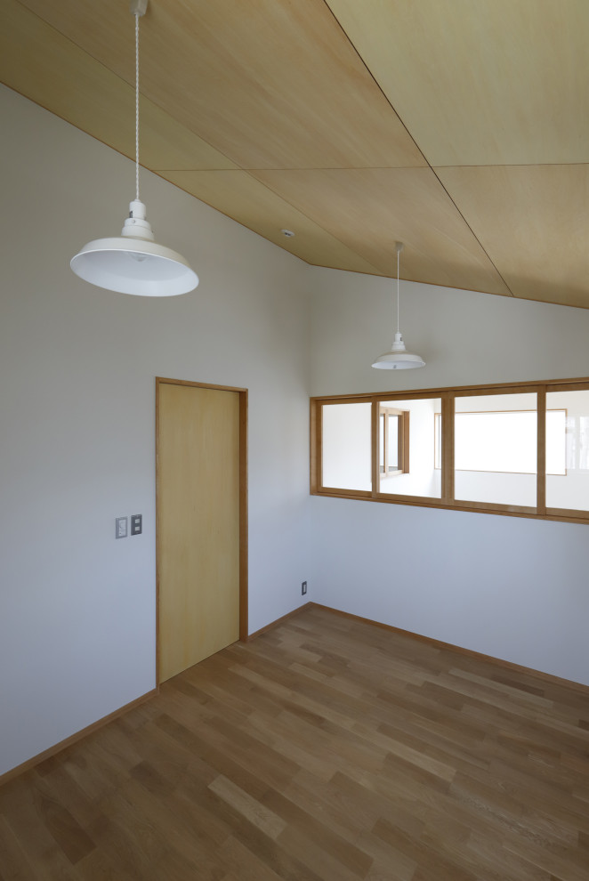 Design ideas for a rustic children’s room in Nagoya with white walls, medium hardwood flooring, brown floors and a wood ceiling.