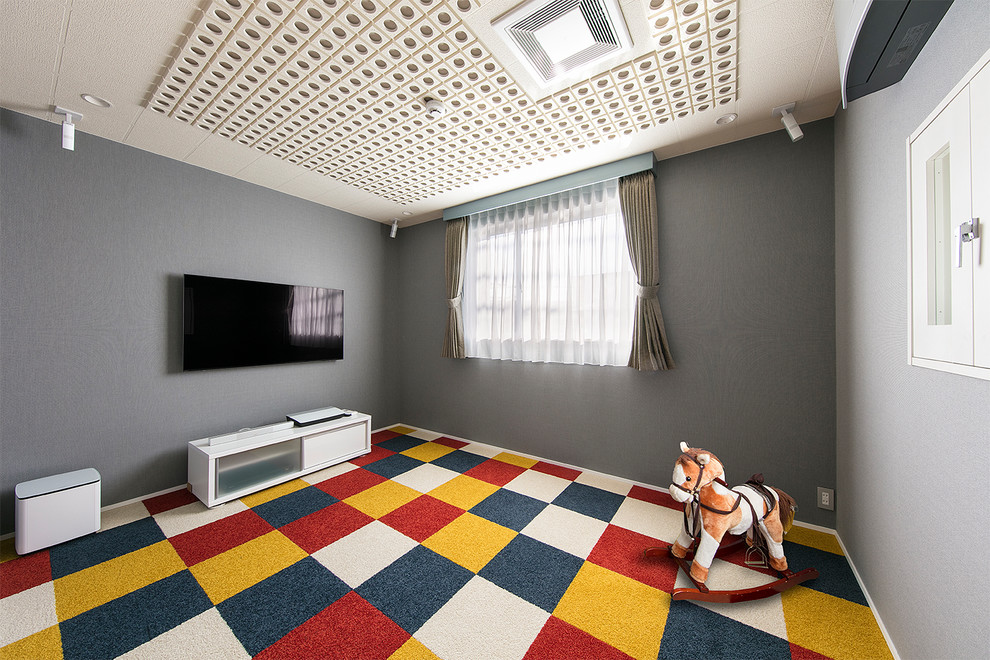 コンテンポラリースタイルのおしゃれな子供部屋 (グレーの壁、カーペット敷き、マルチカラーの床) の写真