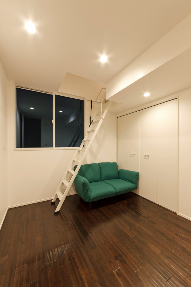 Exemple d'une chambre d'enfant avec un mur blanc, parquet foncé, un sol marron, un plafond en papier peint et du lambris de bois.