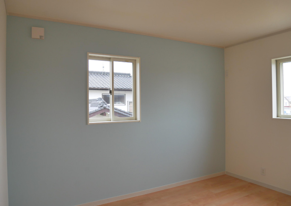 Ejemplo de dormitorio infantil escandinavo de tamaño medio con paredes azules, suelo de contrachapado y suelo marrón