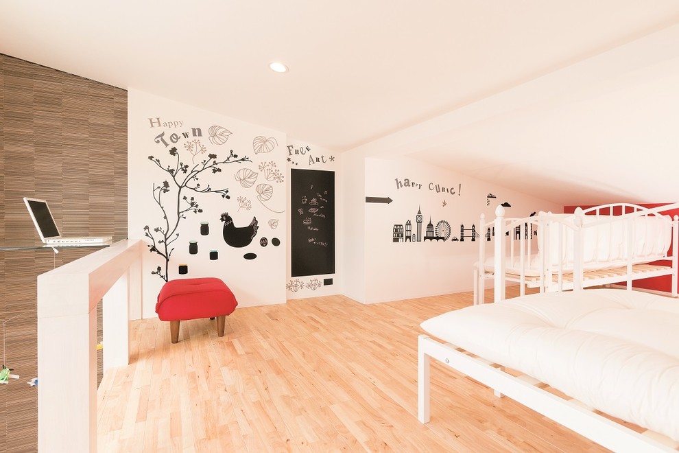 Ispirazione per una cameretta per bambini minimal con pareti bianche, parquet chiaro e pavimento marrone