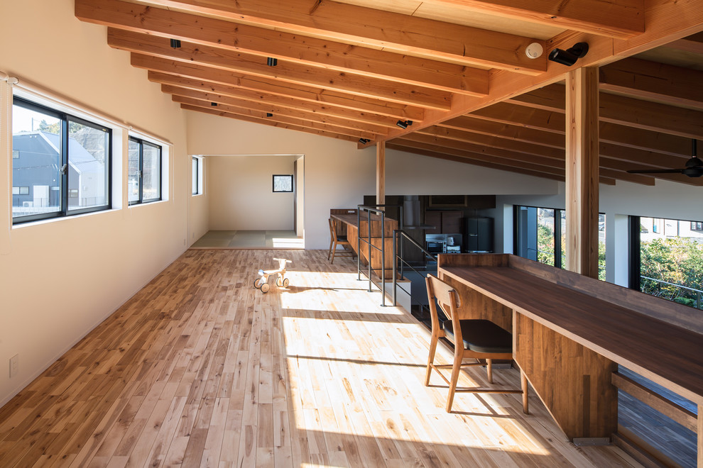 Foto de dormitorio infantil de 4 a 10 años de estilo zen de tamaño medio con suelo de madera en tonos medios, paredes blancas y suelo marrón