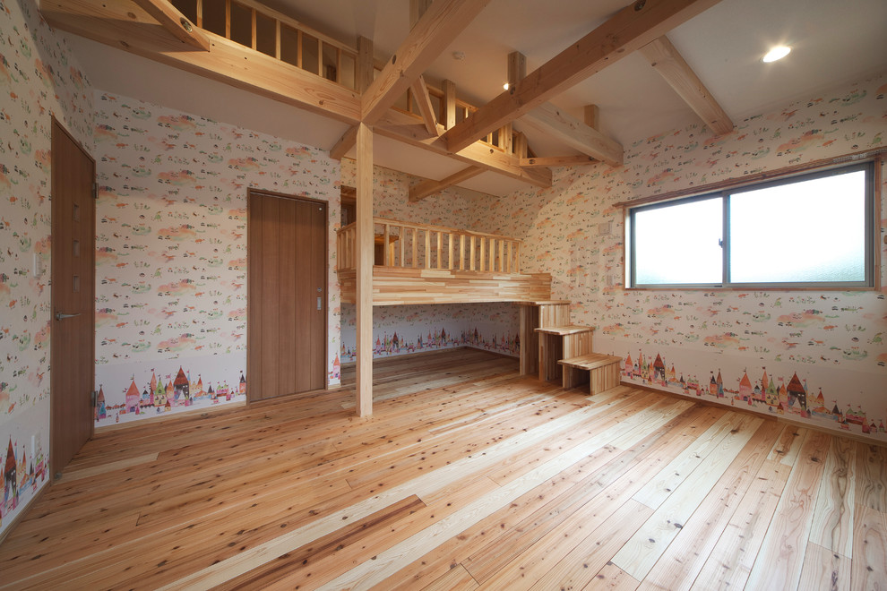 Neutrales Landhausstil Kinderzimmer mit bunten Wänden und braunem Holzboden in Sonstige