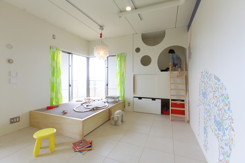 Neutrales Modernes Kinderzimmer mit Spielecke, weißer Wandfarbe und beigem Boden in Tokio