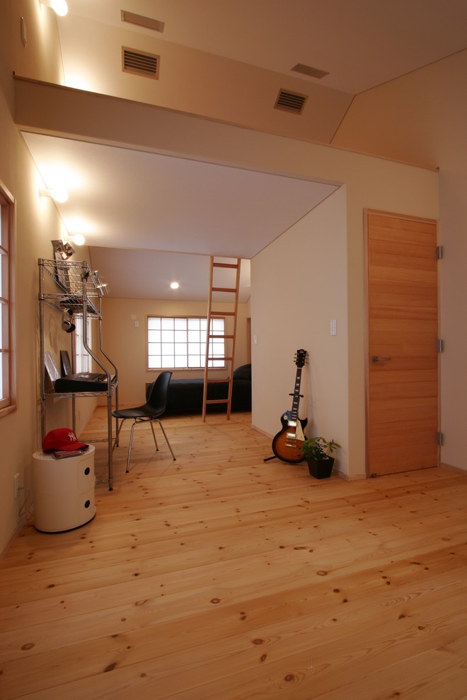 Diseño de dormitorio infantil moderno con paredes beige, suelo de madera en tonos medios y suelo beige