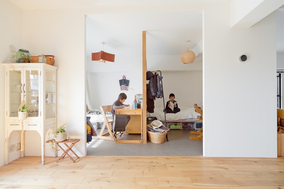 Aménagement d'une chambre de garçon de 4 à 10 ans scandinave avec un bureau, un mur blanc et un sol gris.