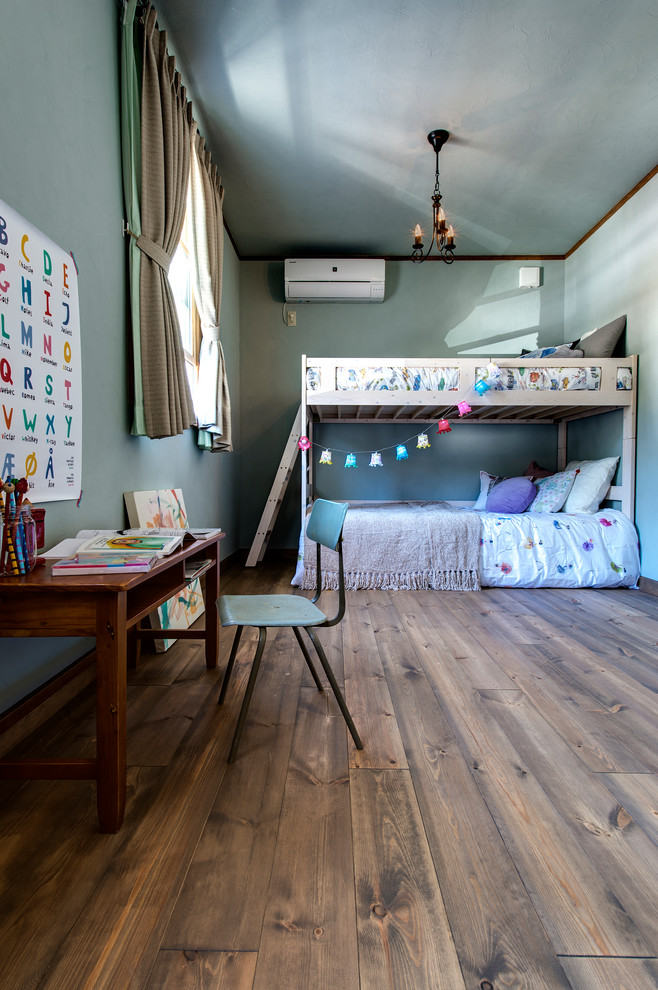 Idee per una cameretta per bambini minimal con pareti blu, parquet scuro e pavimento marrone