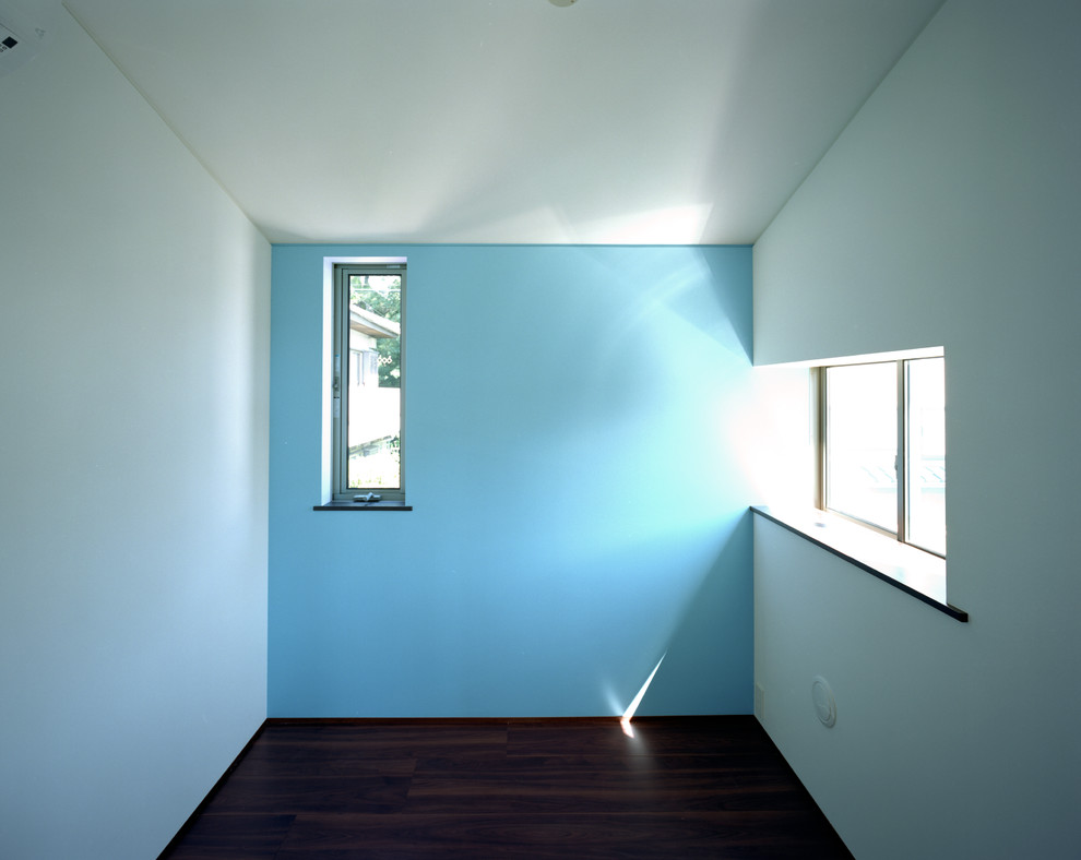 Idéer för att renovera ett mellanstort funkis flickrum kombinerat med sovrum och för 4-10-åringar, med blå väggar, mörkt trägolv och svart golv