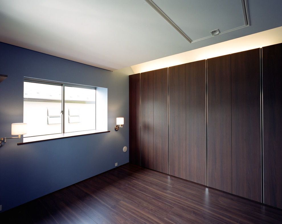 Photo of a medium sized modern children’s room for boys in Tokyo Suburbs with blue walls, dark hardwood flooring and black floors.