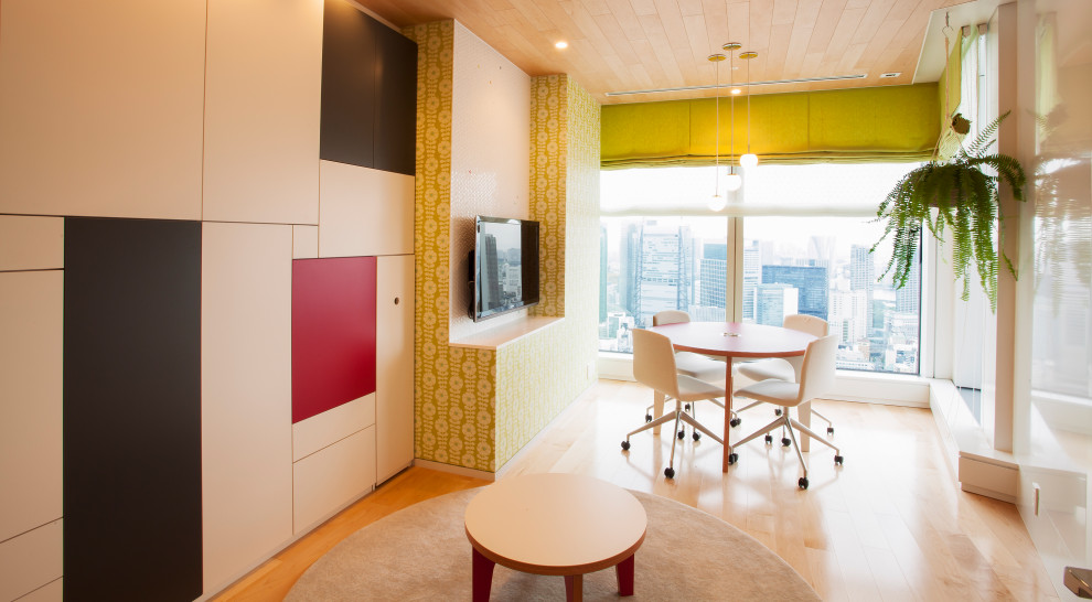 Diseño de cuarto de juegos contemporáneo grande con paredes verdes y suelo beige