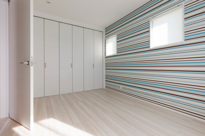 Bild på ett mellanstort minimalistiskt könsneutralt tonårsrum kombinerat med skrivbord, med flerfärgade väggar, plywoodgolv och vitt golv