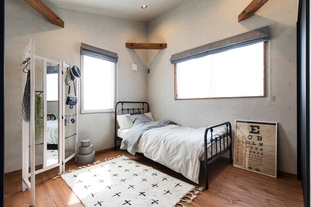 Cette photo montre une chambre d'enfant nature avec un mur blanc, un sol en bois brun et un sol marron.