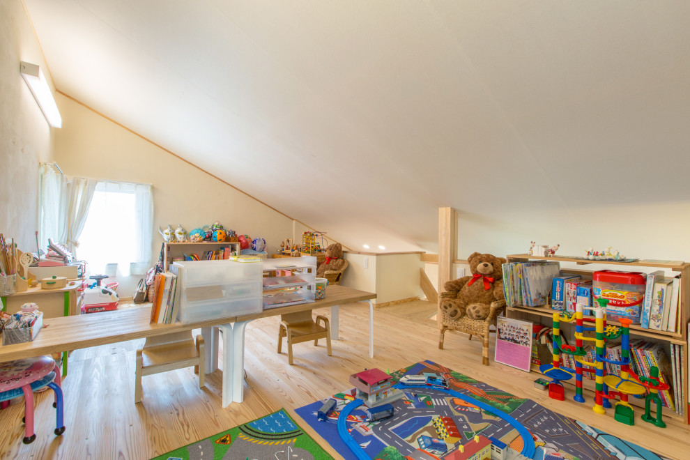 Ejemplo de dormitorio infantil minimalista con suelo de madera en tonos medios
