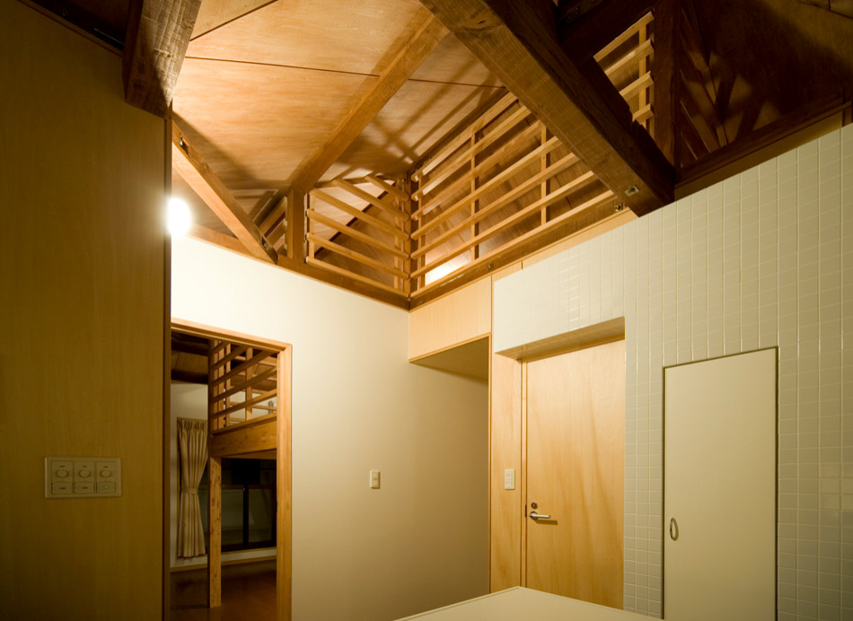 Exempel på ett litet modernt barnrum kombinerat med lekrum, med vita väggar, plywoodgolv och beiget golv