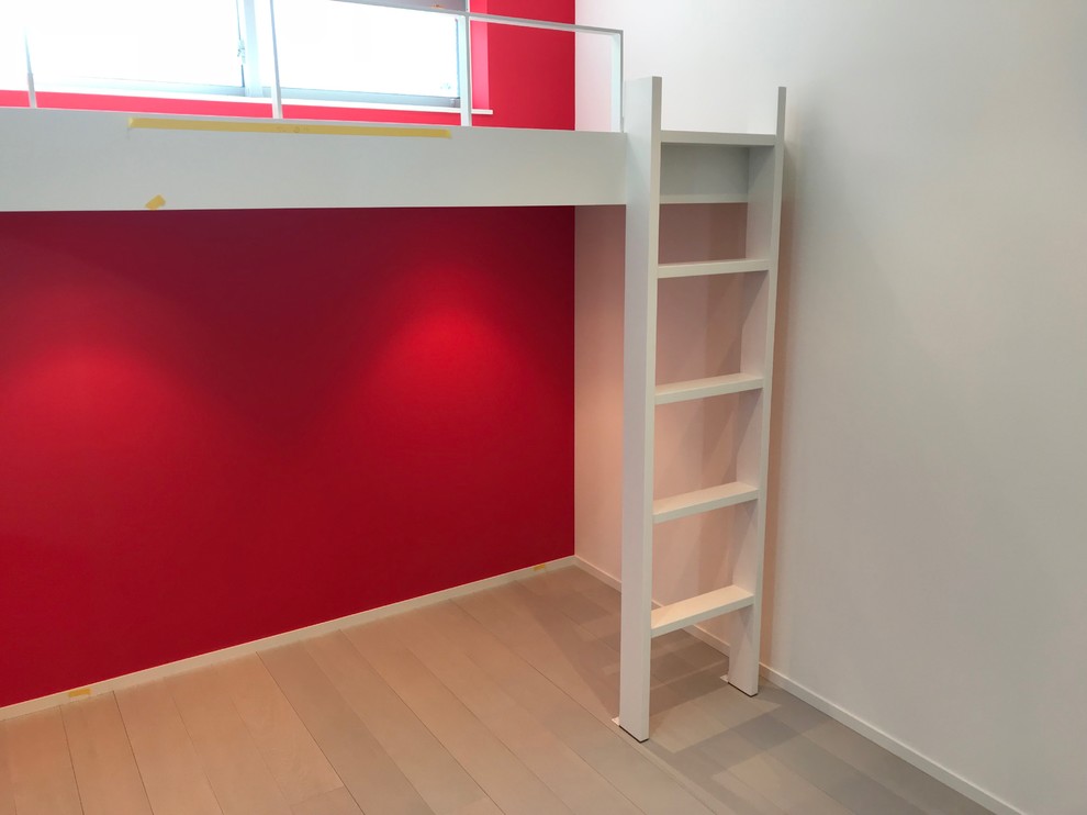 Idee per una cameretta per bambini moderna con pareti rosse, pavimento in compensato e pavimento grigio