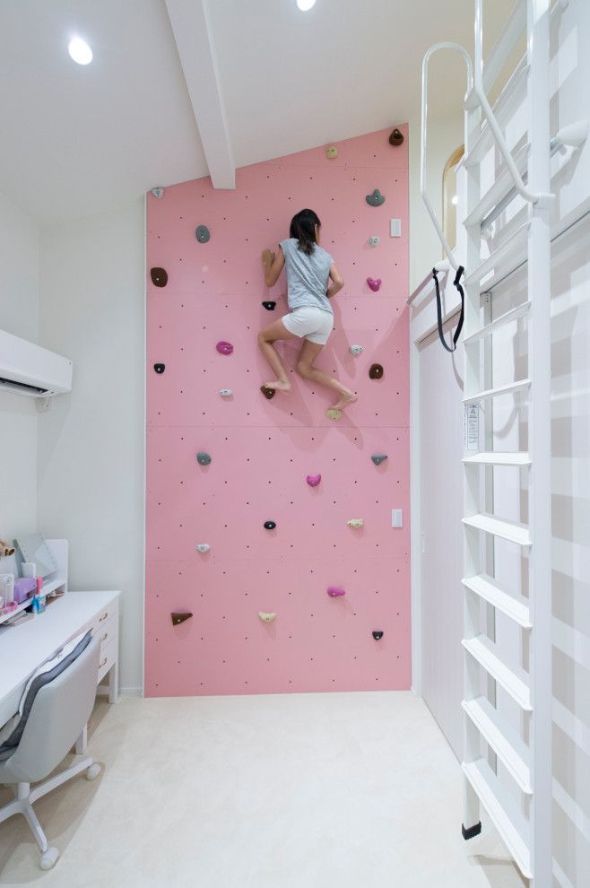 Idéer för ett modernt flickrum kombinerat med lekrum och för 4-10-åringar, med vita väggar och vitt golv