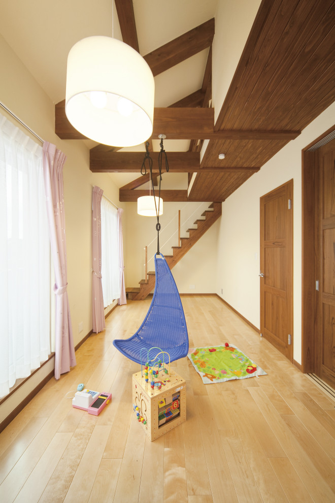 На фото: нейтральная детская с игровой среднего размера в стиле модернизм с белыми стенами, светлым паркетным полом и балками на потолке