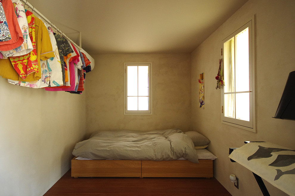 Esempio di una cameretta per bambini american style con pareti bianche e parquet scuro