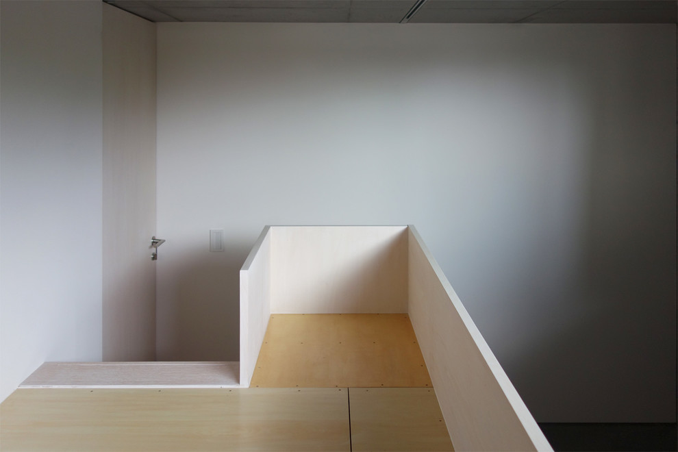 Foto de dormitorio infantil minimalista con escritorio, paredes blancas, suelo de madera clara y suelo blanco